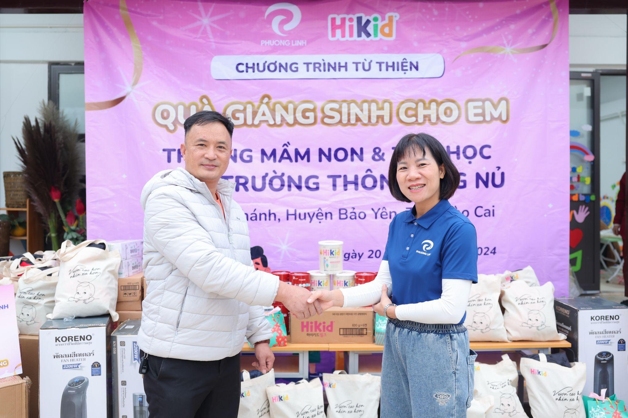 Thầy Phạm Đức Vinh - Hiệu trưởng Trường tiểu học - Điểm trường thôn Làng Nủ đại diện nhận quà và gửi lời cảm ơn đoàn thiện nguyện