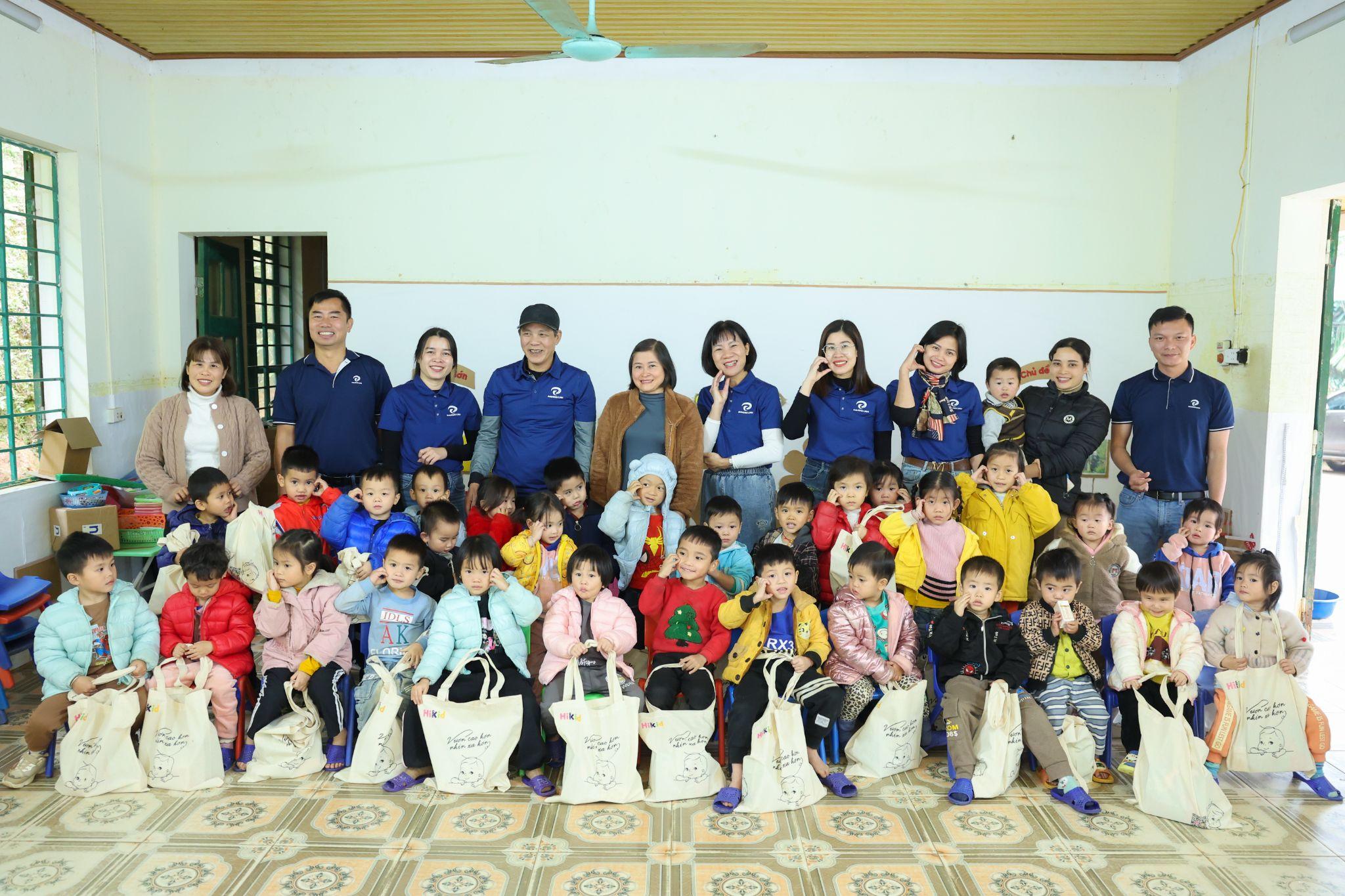 Những món quà trao tặng gửi gắm sự quan tâm sâu sắc đến đời sống và tương lai của các em học sinh tại Làng Nủ