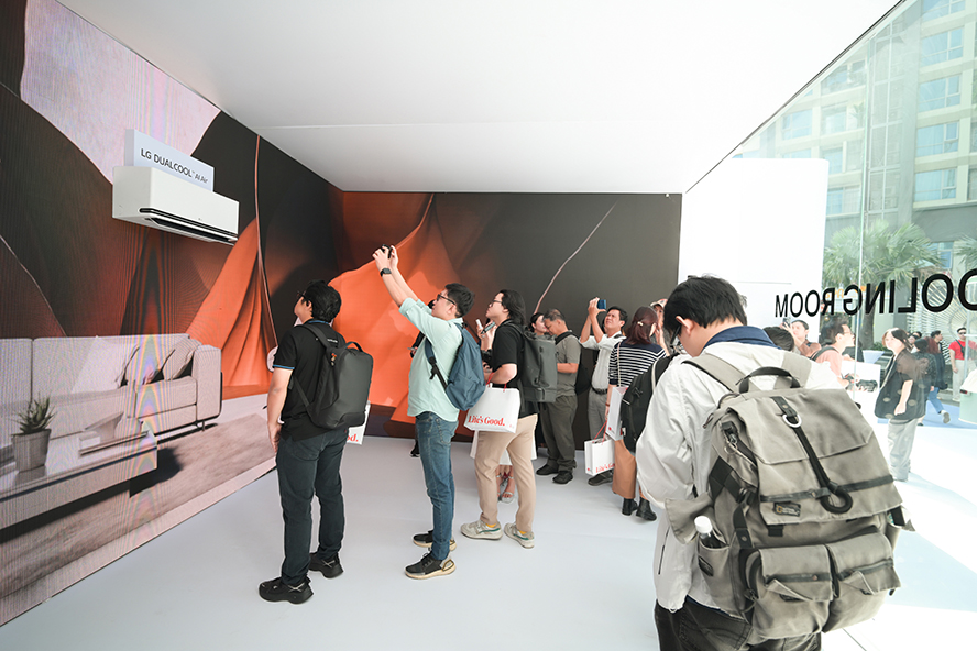 Khách tham dự hào hứng trải nghiệm công nghệ và thiết kế của điều hoà thế hệ mới