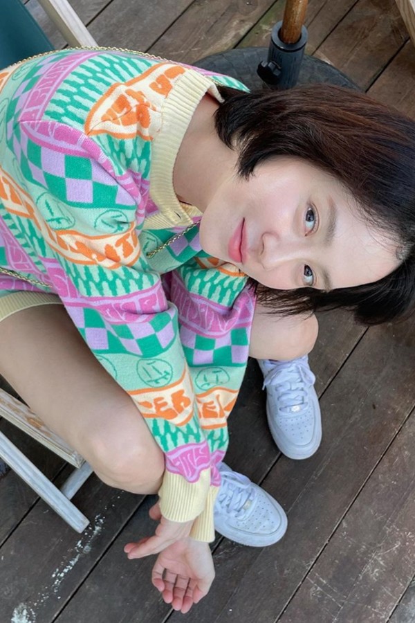 Ngoài sử dụng dầu dưỡng, sao phim "Sex is Zero" còn đắp mặt nạ mỗi ngày để tăng cường độ ẩm, giúp da phục hồi và tái tạo nhanh hơn. Trong túi xách của cô luôn có một chai xịt dưỡng ẩm mini để tranh thủ bổ sung độ ẩm, cải thiện làn da khi phải trang điểm thường xuyên.