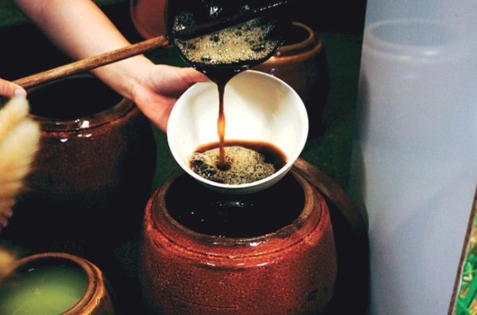Dùng nước bồ kết gội đầu 2 - 3 lần mỗi tuần giúp tóc suôn mượt, chắc khỏe.