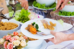 Bạn trẻ - Cuộc sống - Bố chú rể thu gom cỗ thừa đám cưới, nhà gái phản ứng gay gắt