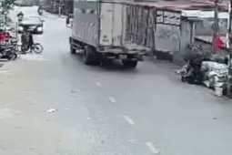 Bất cẩn khi di chuyển, xe tải để cửa thùng hàng va vào người đi đường, gây chấn thương nặng