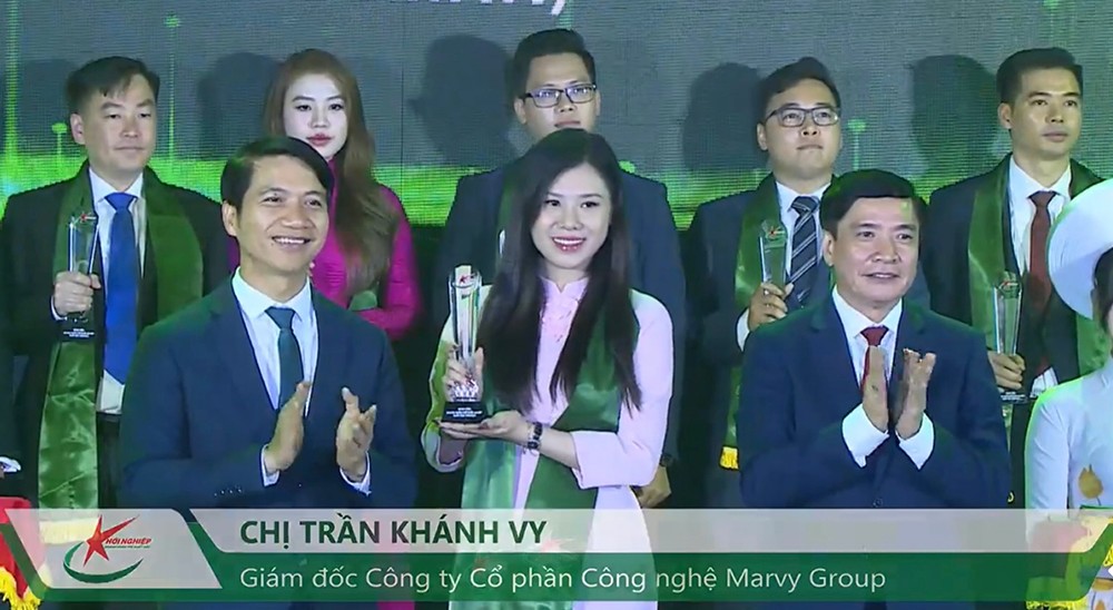 Khánh Vy nhận giải Doanh nhân Trẻ xuất sắc 2024 do YBA và Hội Thanh niên trẻ Việt Nam trao tặng. Nguồn: MARVY CO,