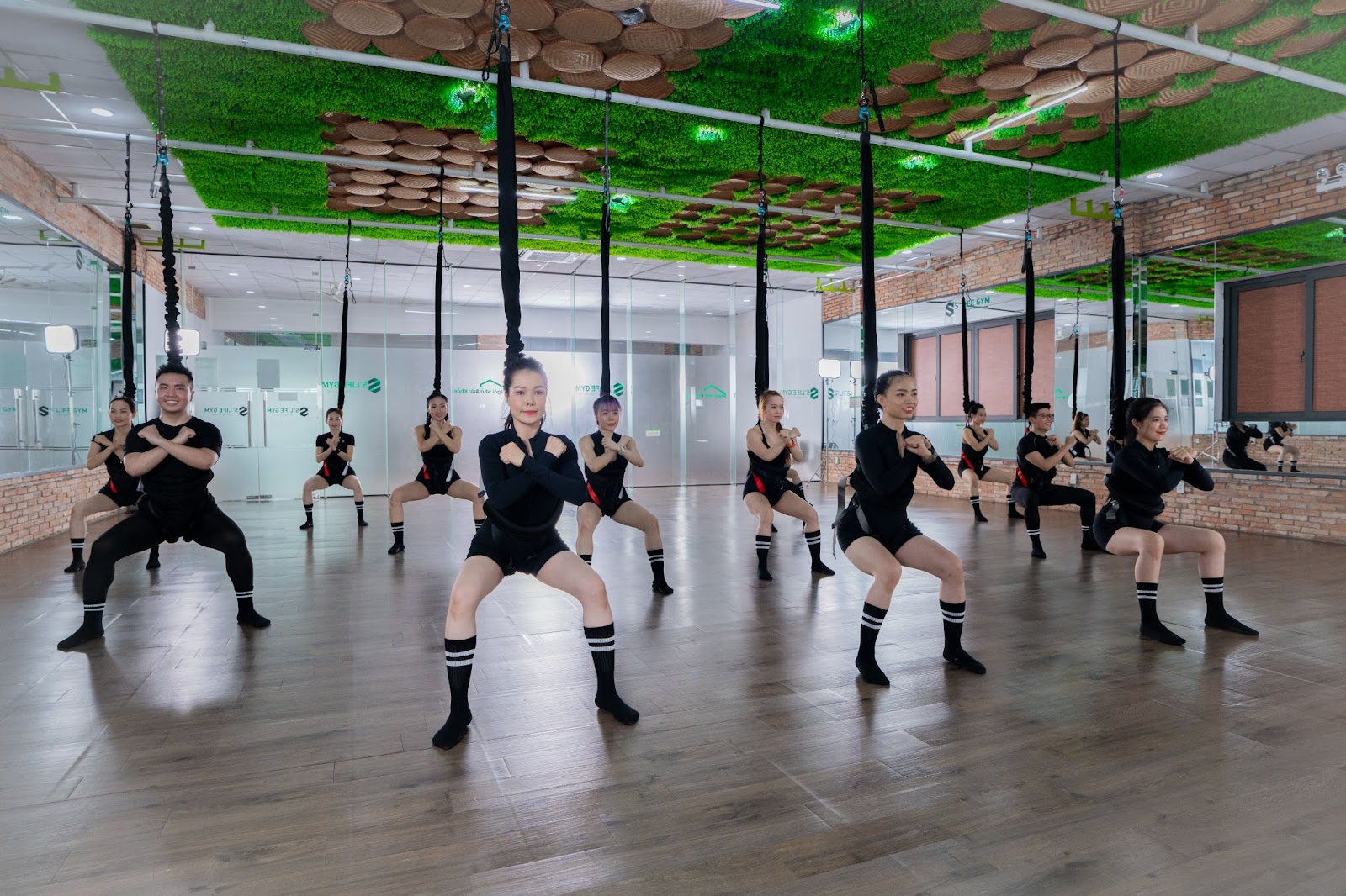 Hội viên được tập luyện với trang thiết bị hiện đại và không gian xanh mát