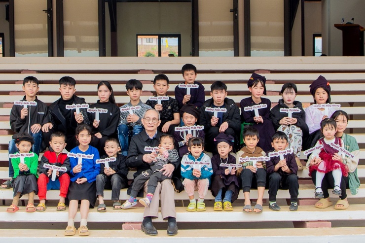Thầy Khang chụp ảnh cùng 22 "cháu nội".