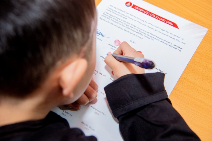 Ông cháu ký tên vào bản hẹn ước