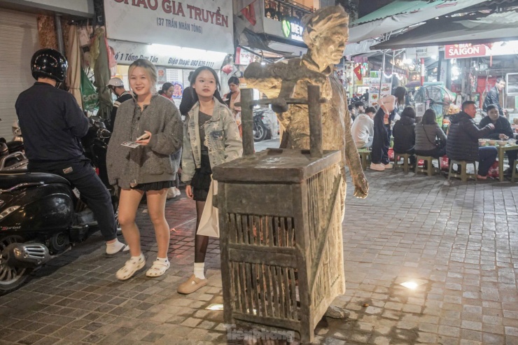 Thời kỳ Pháp thuộc, phố Tống Duy Tân có tên là Rue Brusseaux. Sau Cách mạng tháng Tám (năm 1954) phố đổi tên là phố Bùi Bá Ký. Sau đó, phố còn có tên gọi là phố Kỳ Đồng gắn liền với bánh cuốn Kỳ Đồng nổi tiếng. Từ năm 1964, phố đổi tên thành phố Tống Duy Tân, theo tên nhà chí sĩ yêu nước cuối thế kỷ XIX - Tiến sĩ Tống Duy Tân (1837-1892).