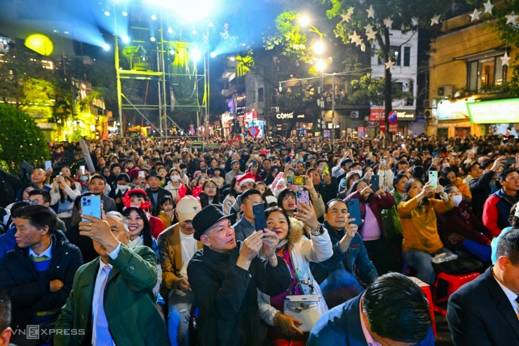 Người dân xuống đường đón Giáng sinh - 4