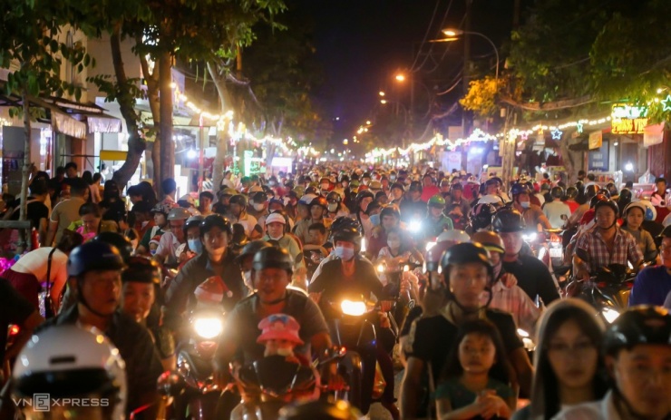 Người dân xuống đường đón Giáng sinh - 7