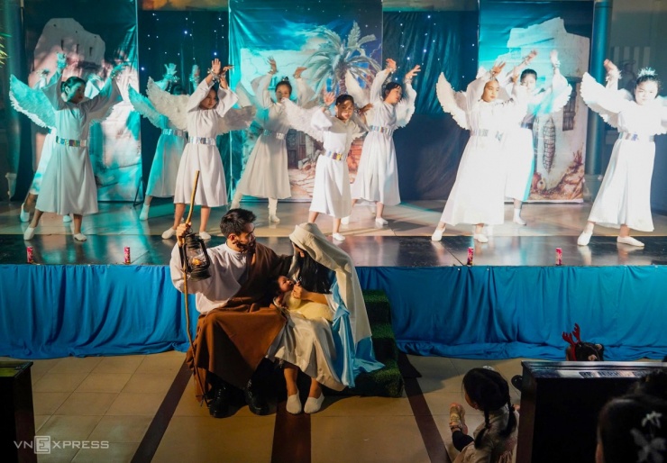 Người dân xuống đường đón Giáng sinh - 5