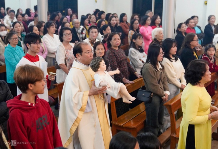 Người dân xuống đường đón Giáng sinh - 6