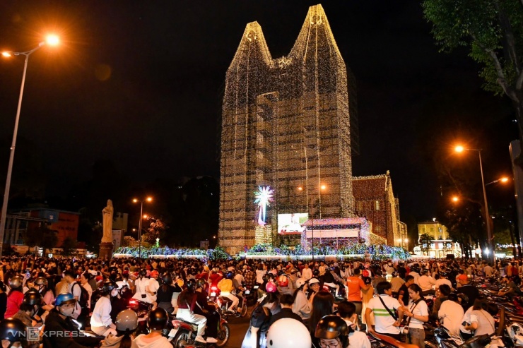 Người dân xuống đường đón Giáng sinh - 8