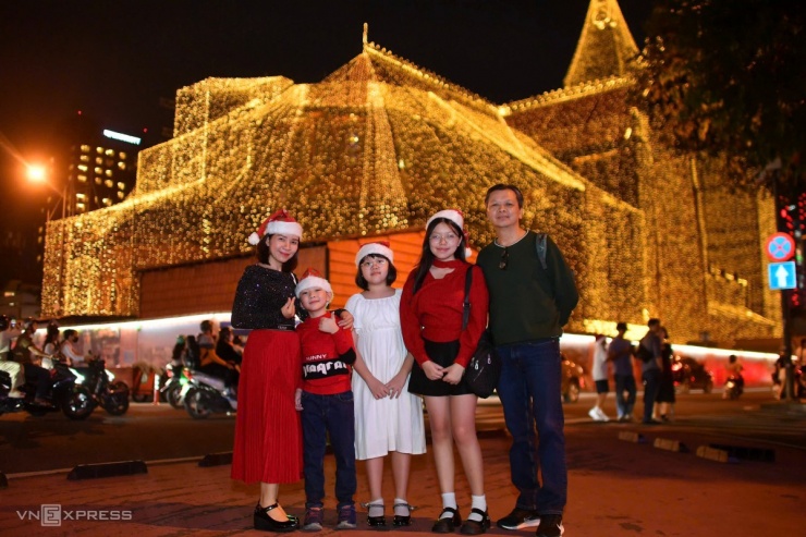 Người dân xuống đường đón Giáng sinh - 9