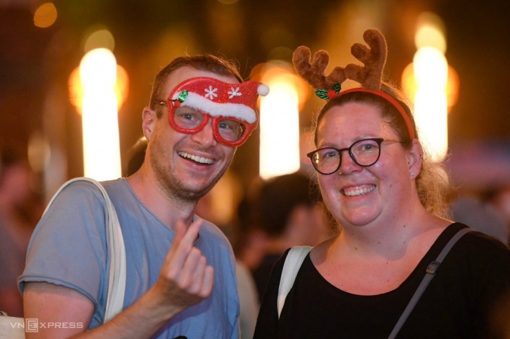 Người dân xuống đường đón Giáng sinh - 10