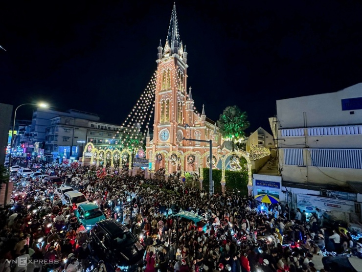 Người dân xuống đường đón Giáng sinh - 11