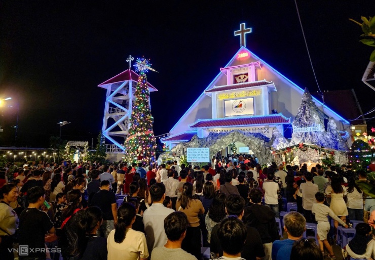 Người dân xuống đường đón Giáng sinh - 13