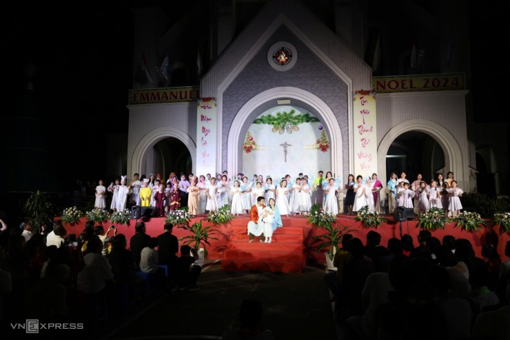 Người dân xuống đường đón Giáng sinh - 14