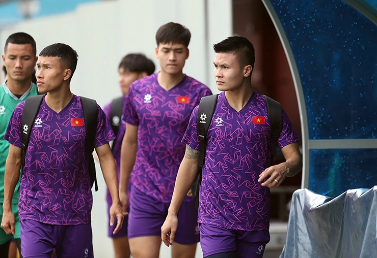 Chiều 24/12, Quang Hải cùng đồng đội đã có buổi tập thứ hai tại Singapore. Buổi tập của ĐT Việt Nam diễn ra trên mặt cỏ sân tạo sân vận động Jurong East ActiveSG, cách nơi đóng quân của ĐT Việt Nam khoảng 30 phút di chuyển bằng xe buýt.