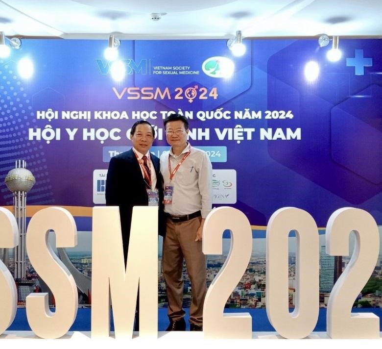 TS. BS Lê Ngọc Hải cùng Phó GS Nguyễn Quang - Giám đốc Trung tâm Nam học Việt Đức, Hà Nội