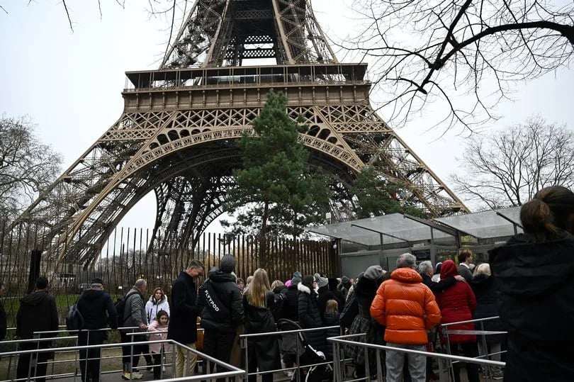 Du khách sơ tán khỏi tháp Eiffel sau khi có "cảnh báo cháy" (ảnh: AFP)
