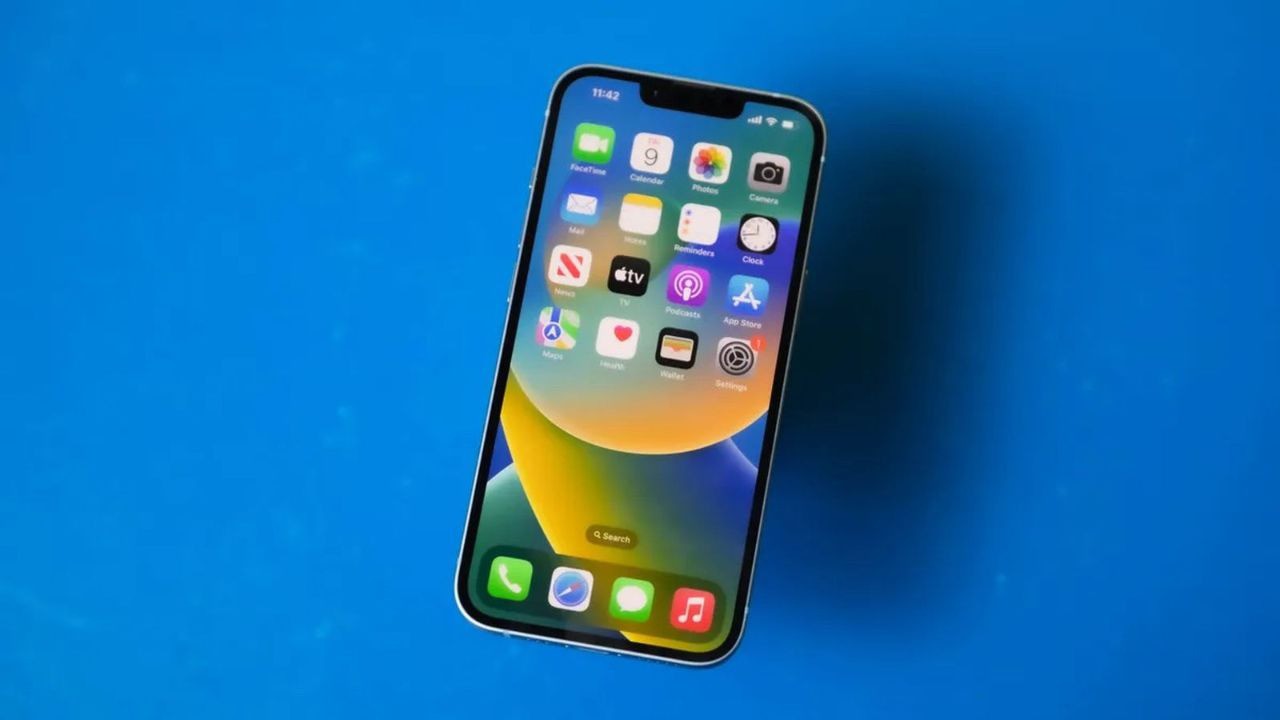 Phần chứa Face ID và camera trước trên iPhone 14 được thu gọn, giúp mở rộng không gian hiển thị.