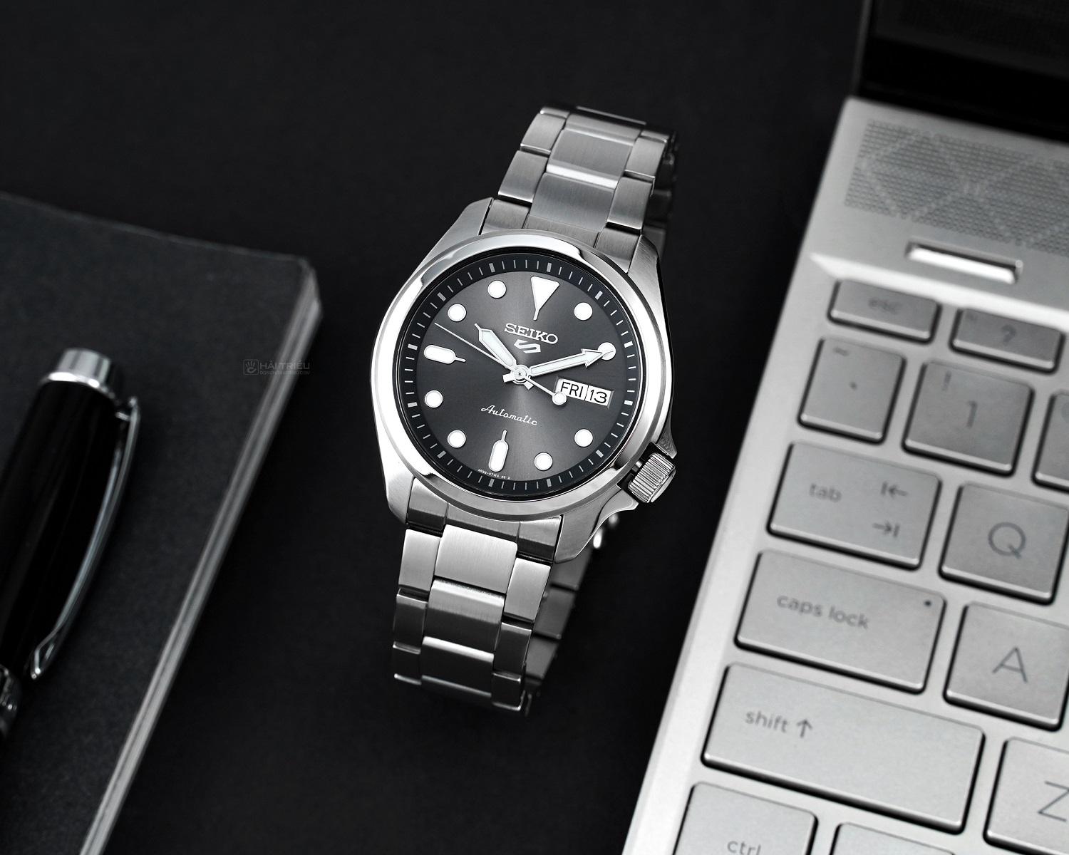 Phiên bản nhấn mạnh vào sự sang trọng, dễ đeo