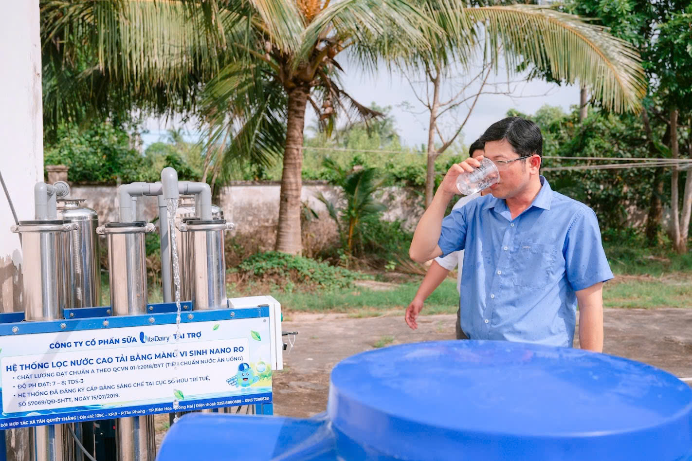 Đại diện Trạm Y tế Xã Điền Hải, Bạc Liêu sử dụng nước lọc tinh khiết sau khi hệ thống được lắp đặt