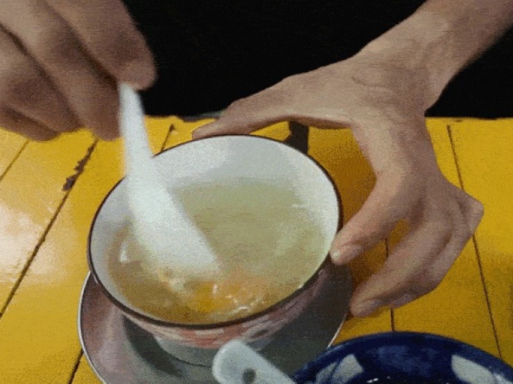 Khách Hàn ngồi vỉa hè ở TPHCM ăn món lạ từ trứng sống, nức nở khen ngon