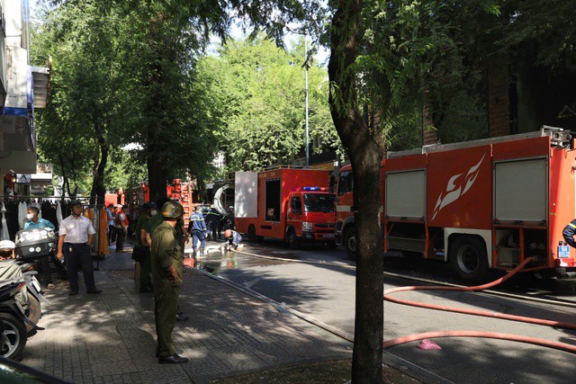 Khoảng 50 cảnh sát được điều động đến hiện trường.