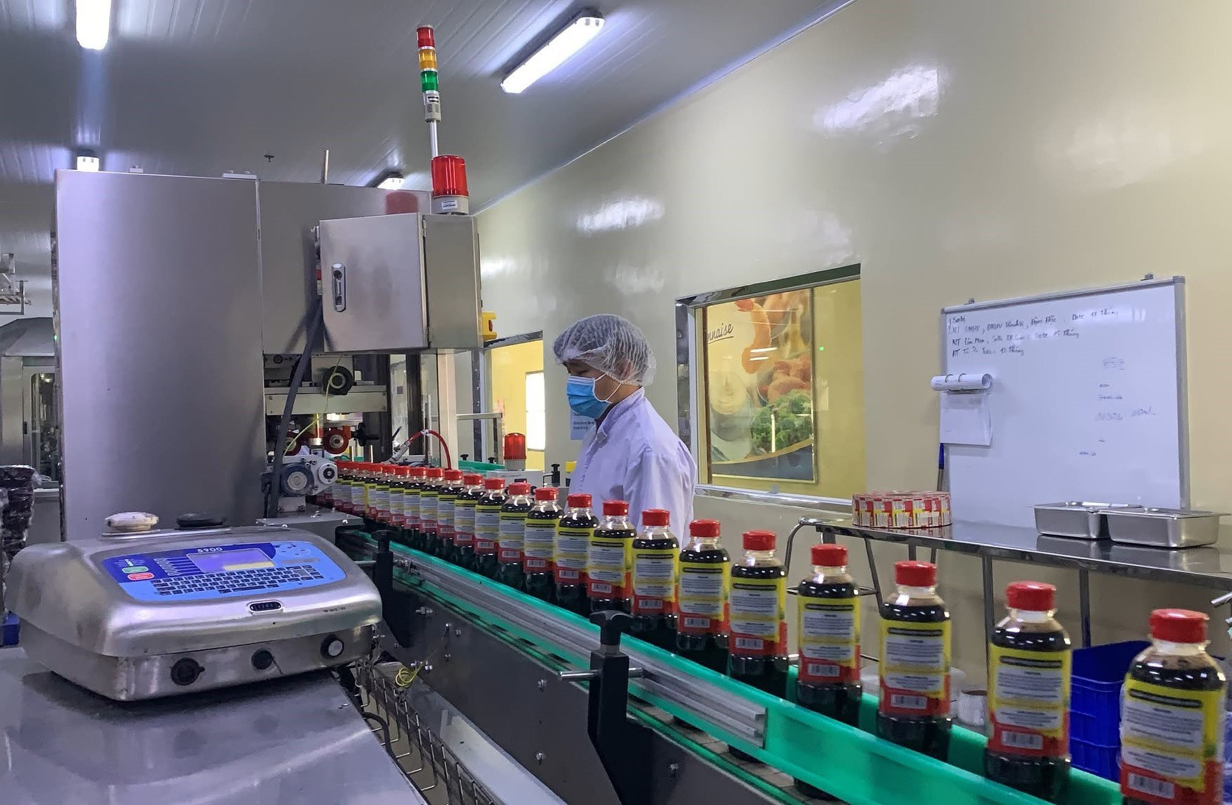 Nước tương Nam Dương với nhãn hiệu "Con Mèo Đen" rất nổi tiếng ở Việt Nam hơn 70 năm qua. Ảnh: Hoàng Hưng