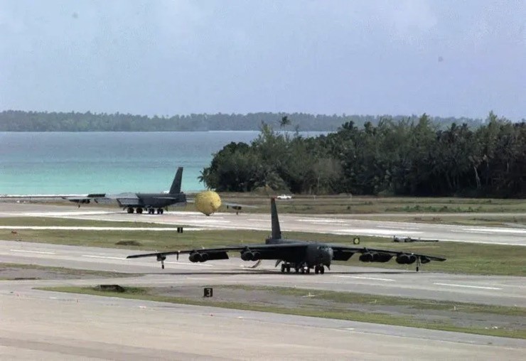 Oanh tạc cơ chiến lược B-52 của Mỹ ở căn cứ Diego Garcia. Ảnh: The War Zone.