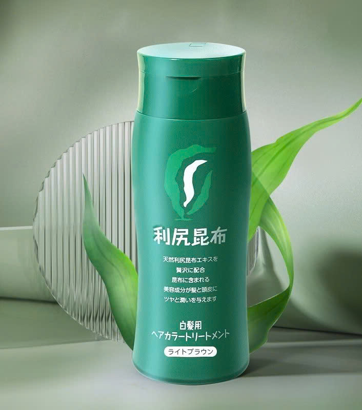 Màu nhuộm phủ bạc Rishiri Hair Coloring Treatment có thành phần chiết xuất tảo bẹ Rishiri và 28 loại thực vật khác.