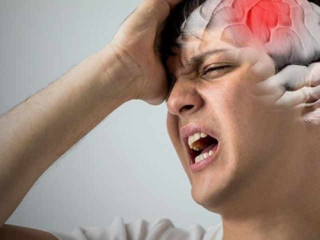 Người đàn ông 40 tuổi bất ngờ đột quỵ sau bữa tối thừa nhận mắc 2 sai lầm này khi trời lạnh