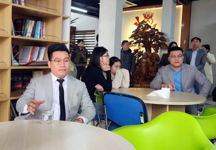 Hồ Quốc Thân đã bổ nhiệm anh trai là Hồ Quốc Đức (áo xanh) làm Phó Tổng Giám đốc Công ty. Ảnh: Y. H. 