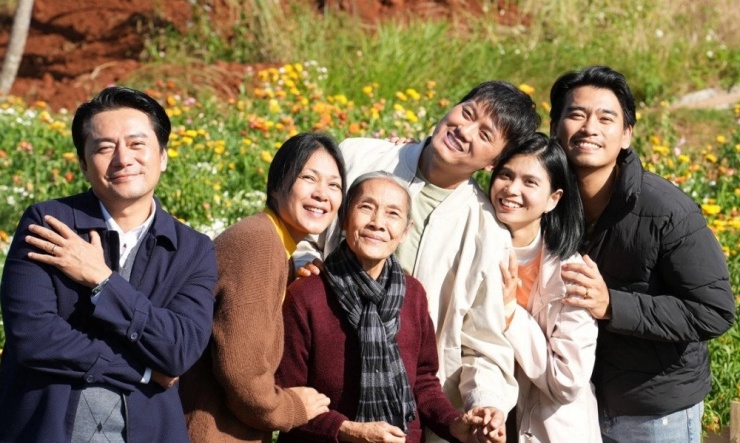 Tác phẩm xoay quanh bà Hai (Thanh Hiền), người mẹ đơn thân nuôi 5 đứa con thành tài. Khi trưởng thành, họ bận rộn mưu sinh quên trách nhiệm chăm lo mẹ, nhưng sau biến cố, họ nhận ra giá trị tình thân. Trấn Thành là 