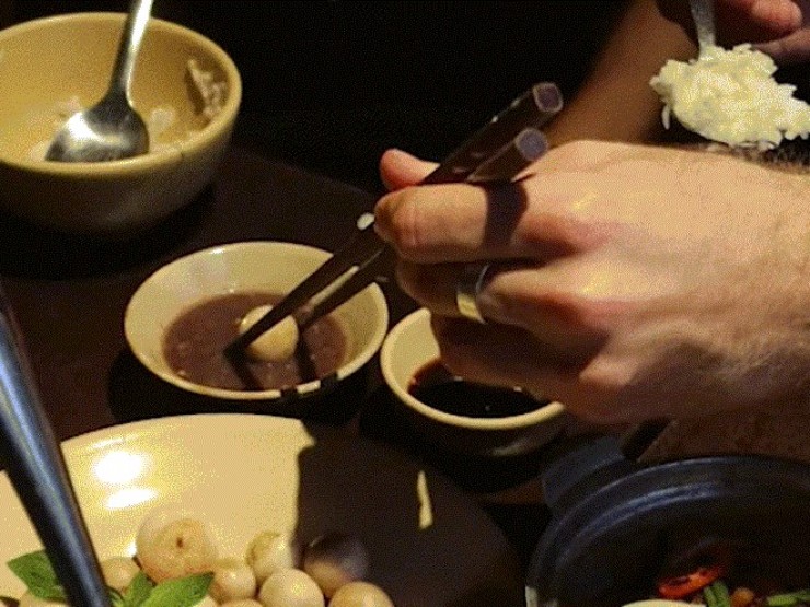 Phản ứng thú vị của khách Úc khi nếm thử món cà pháo chấm mắm tôm ở Việt Nam