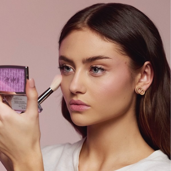 Theo Tạp chí Vogue, con gái sao phim "Sex and the City" có một chu trình chăm sóc da rất đơn giản với ba sản phẩm chính.