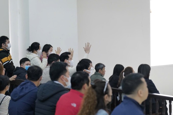 Bị hại giơ tay biểu quyết đồng ý hoãn hay không hoãn phiên tòa. Ảnh: Ngọc Thành