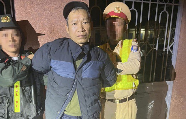 Lực lượng cảnh sát bắt giữ nghi phạm Hoàng Đình Thái.
