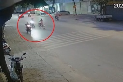 Clip: Người phụ nữ đi xe đạp sang đường bất cẩn, bị xe máy đâm ngã