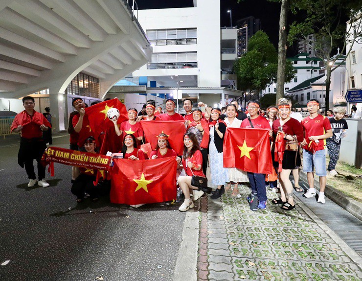 Bên lề hot Việt Nam đấu Singapore: Fan nữ dự đoán thắng 3-1, gặp Thái Lan chung kết - 3