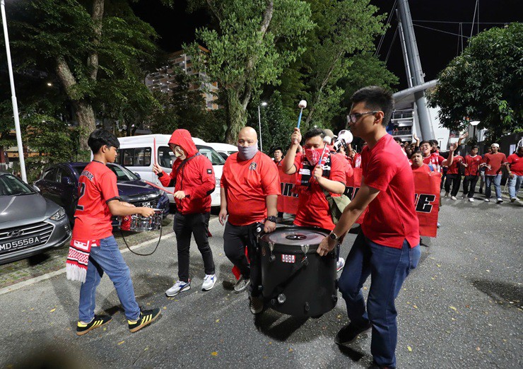 Bên lề hot Việt Nam đấu Singapore: Fan nữ dự đoán thắng 3-1, gặp Thái Lan chung kết - 14