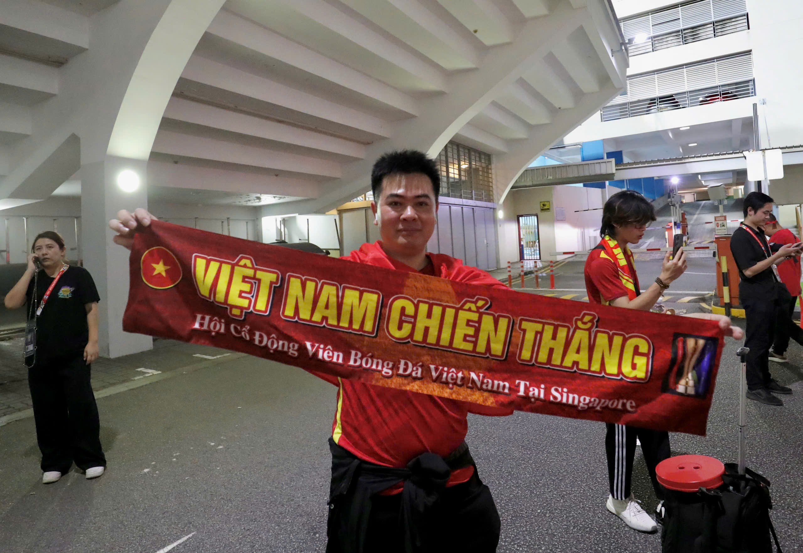 Bên lề hot Việt Nam đấu Singapore: Fan nữ dự đoán thắng 3-1, gặp Thái Lan chung kết - 2