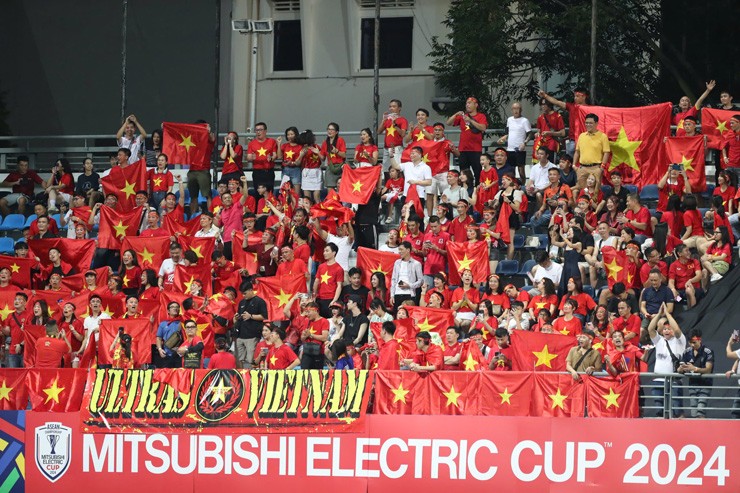 Bên lề hot Việt Nam đấu Singapore: Fan nữ dự đoán thắng 3-1, gặp Thái Lan chung kết - 1