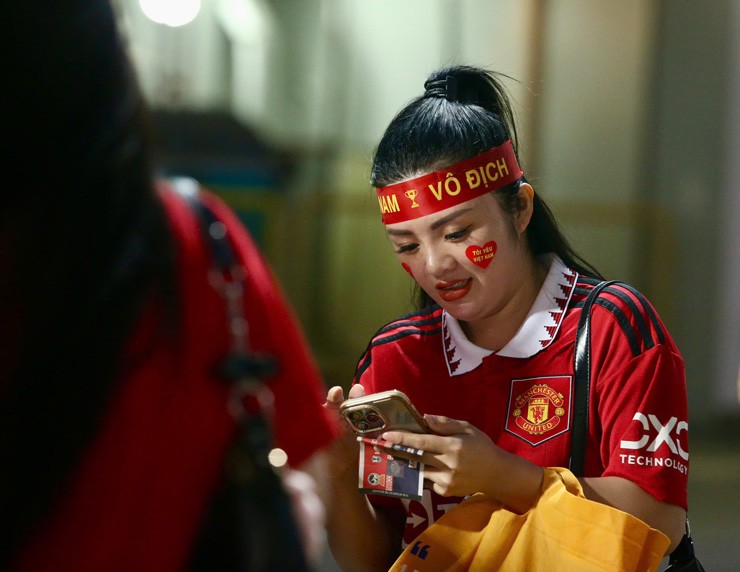 Bên lề hot Việt Nam đấu Singapore: Fan nữ dự đoán thắng 3-1, gặp Thái Lan chung kết - 6