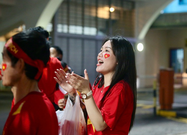 Bên lề hot Việt Nam đấu Singapore: Fan nữ dự đoán thắng 3-1, gặp Thái Lan chung kết - 7
