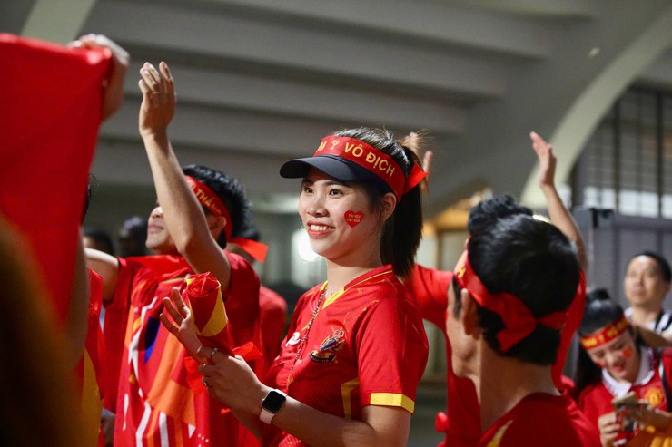 Bên lề hot Việt Nam đấu Singapore: Fan nữ dự đoán thắng 3-1, gặp Thái Lan chung kết - 8