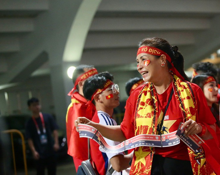 Bên lề hot Việt Nam đấu Singapore: Fan nữ dự đoán thắng 3-1, gặp Thái Lan chung kết - 10