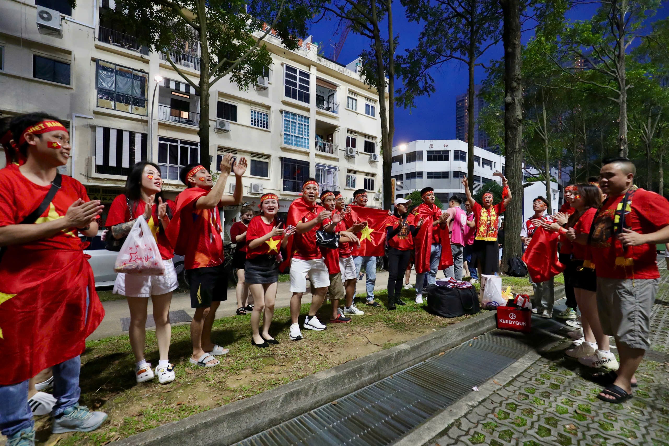 Bên lề hot Việt Nam đấu Singapore: Fan nữ dự đoán thắng 3-1, gặp Thái Lan chung kết - 12